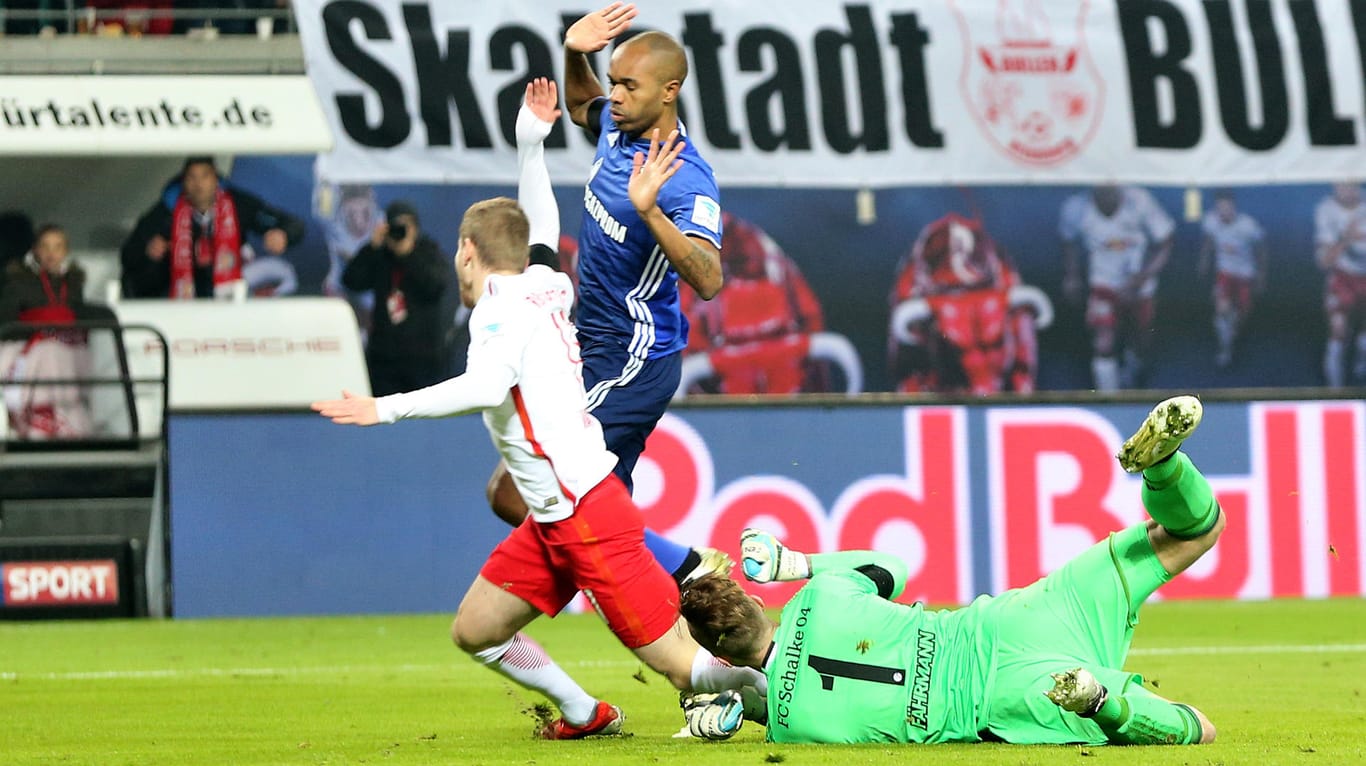Der Schalker Torwart Ralf Fährmann berührt Leipzigs Timo Werner nicht - dieser fällt trotzdem.