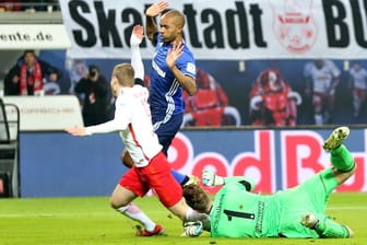 Der Schalker Torwart Ralf Fährmann berührt Leipzigs Timo Werner nicht - dieser fällt trotzdem.