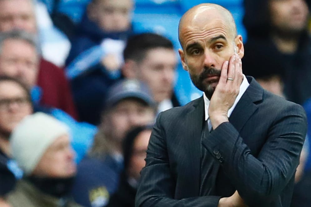 Trainer Pep Guardiola hat mit Manchester City einen Rückschlag im Titelrennen der Premier League hinnehmen müssen.