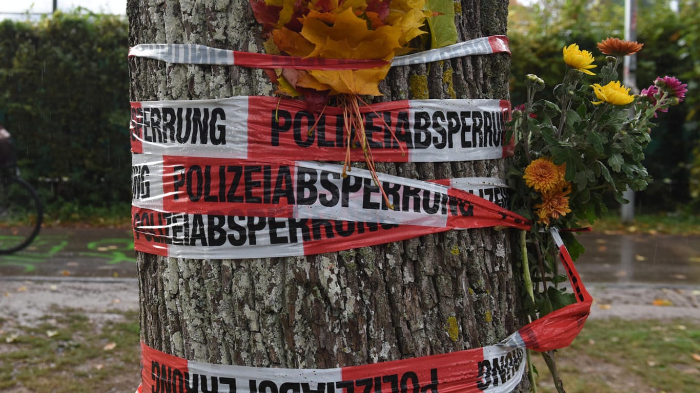 Menschen haben am Tatort in Freiburg Blumen niedergelegt.