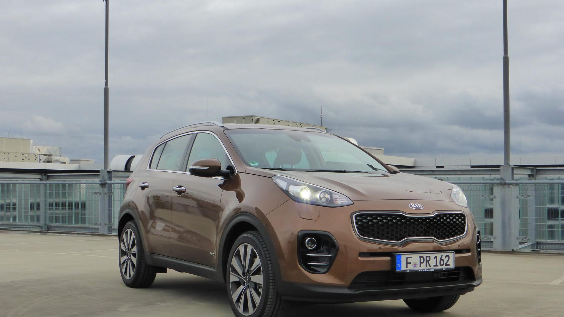 Mit diesem Gesicht fällts du einfach auf: Der Kia Sportage streckt sich über eine Länge von 4,48 Metern.