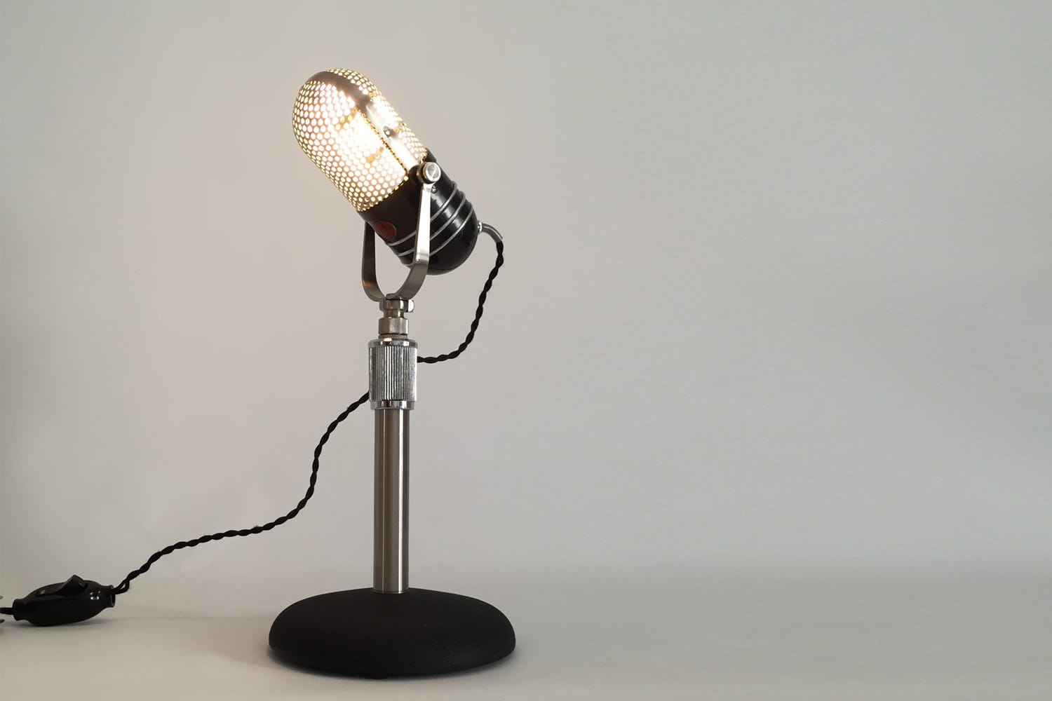 Im Microphonic-Shop auf Etsy gibt es schicke Unikate: Aus alten Mikrophonen werden trendige Upcycling-Lampen (um 1400 Euro) hergestellt.