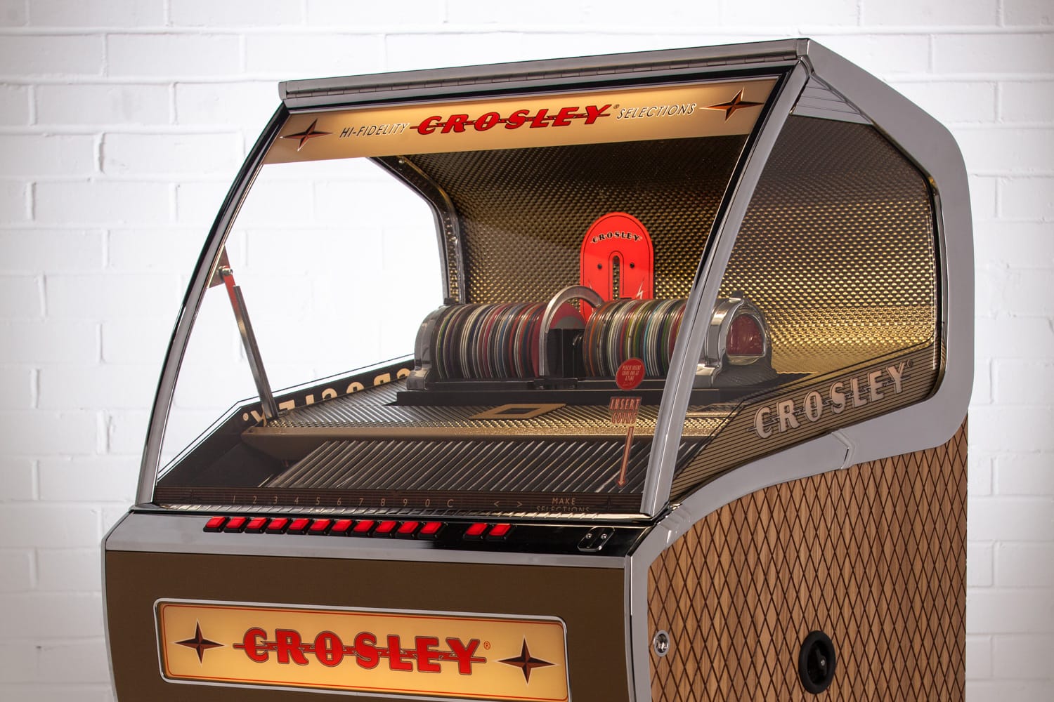Groß darf es sein, aber es soll lieber Musik machen? Von Crosley kriegen Sie eine ausgewachsene Jukebox mit Platz für 80 CDs – das Design ist Retro, die Technik absolut up to date. Preis für Rocket etwa 8500 Euro.