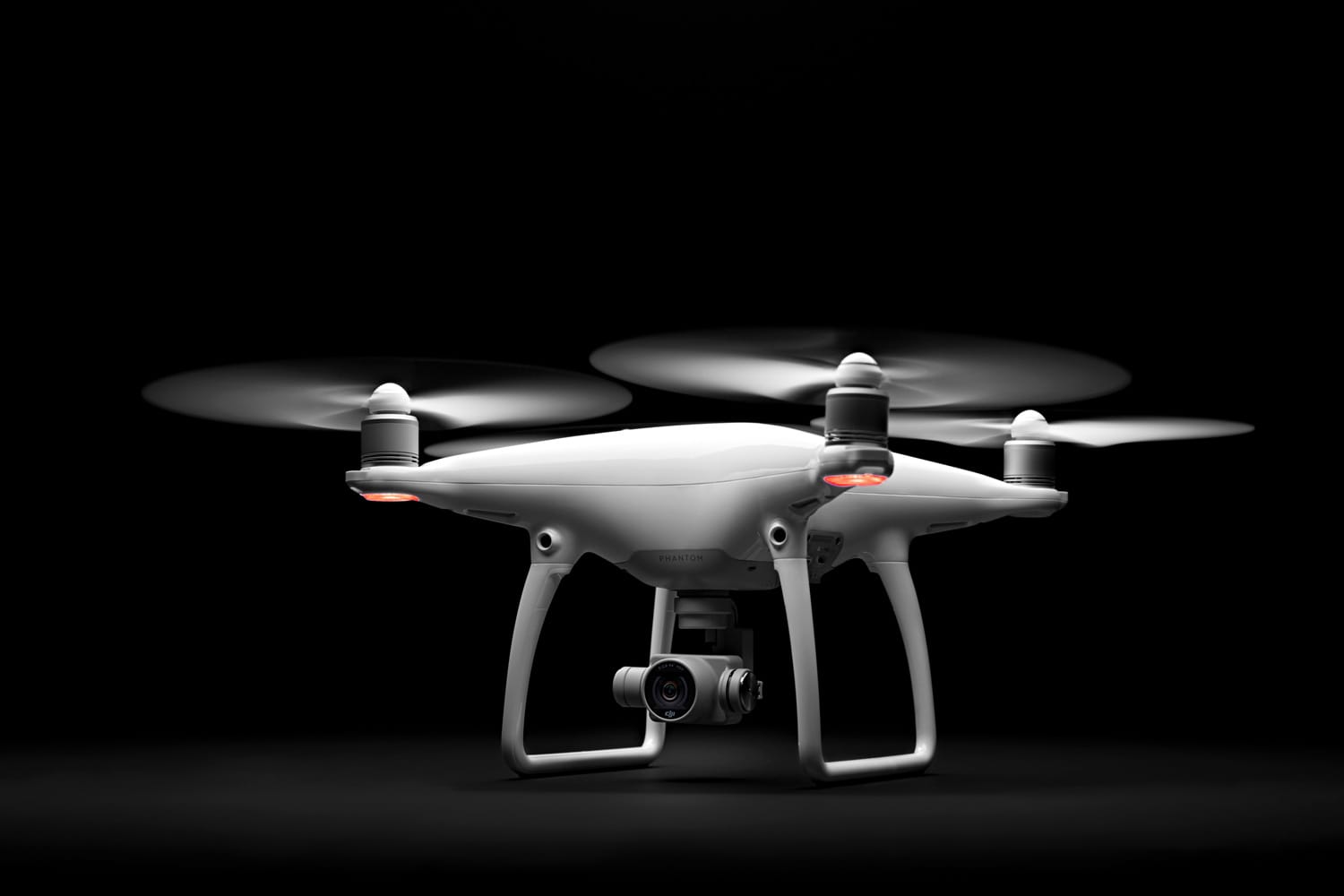 Das Geschenk für alle, die hoch hinaus wollen: Die Profi-Drohne Phantom 4 von Dji gibt es ab etwa 1100 Euro.