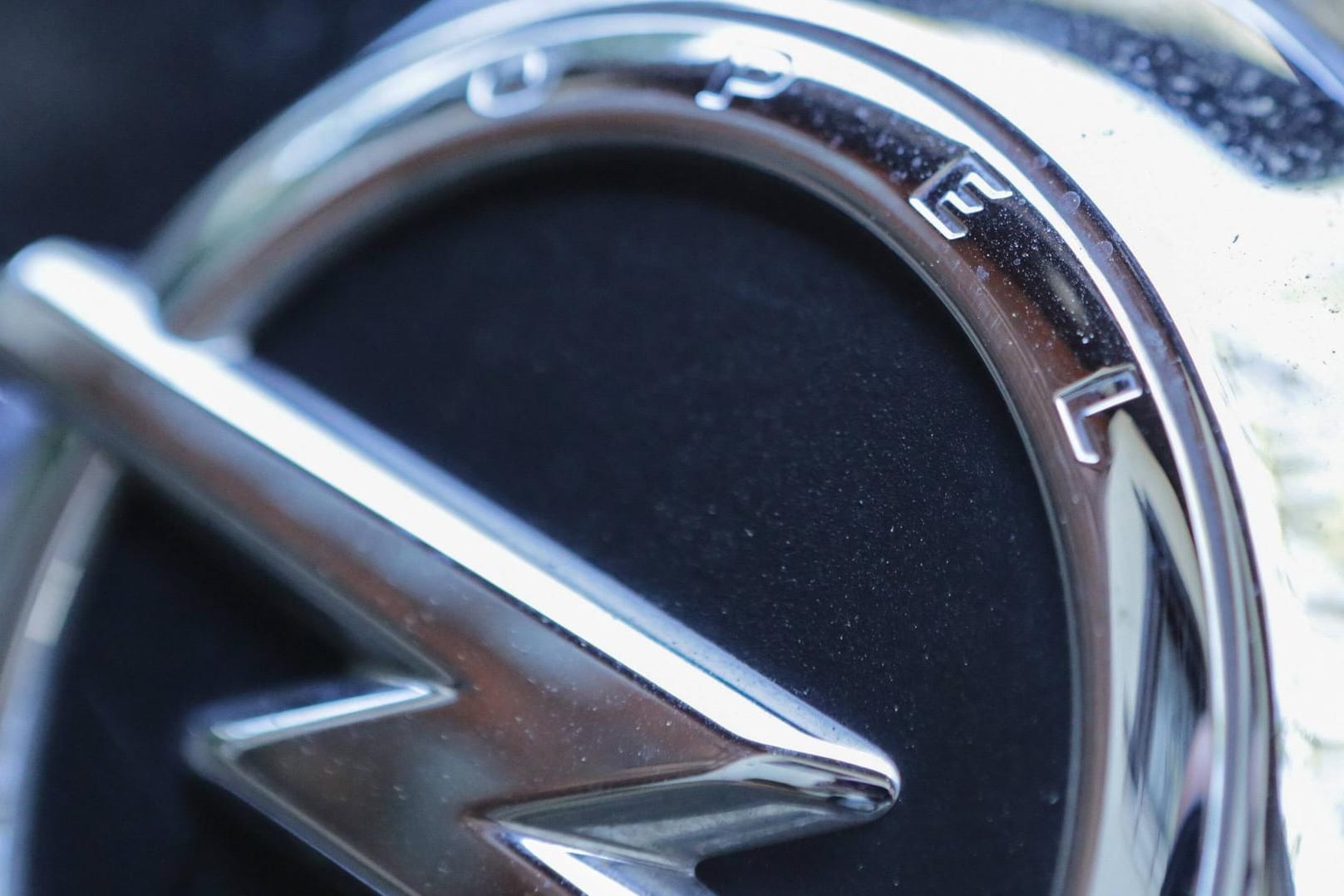 Schmutziges Opel-Logo.
