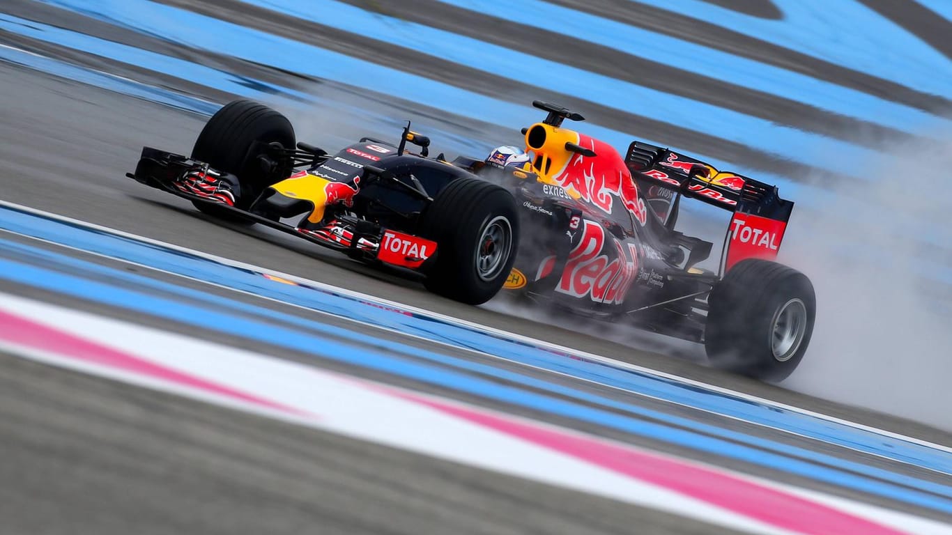 Red-Bull-Pilot Daniel Ricciardo bei Regenreifen-Tests auf der Paul-Ricard-Rennstrecke in Le Castellet.