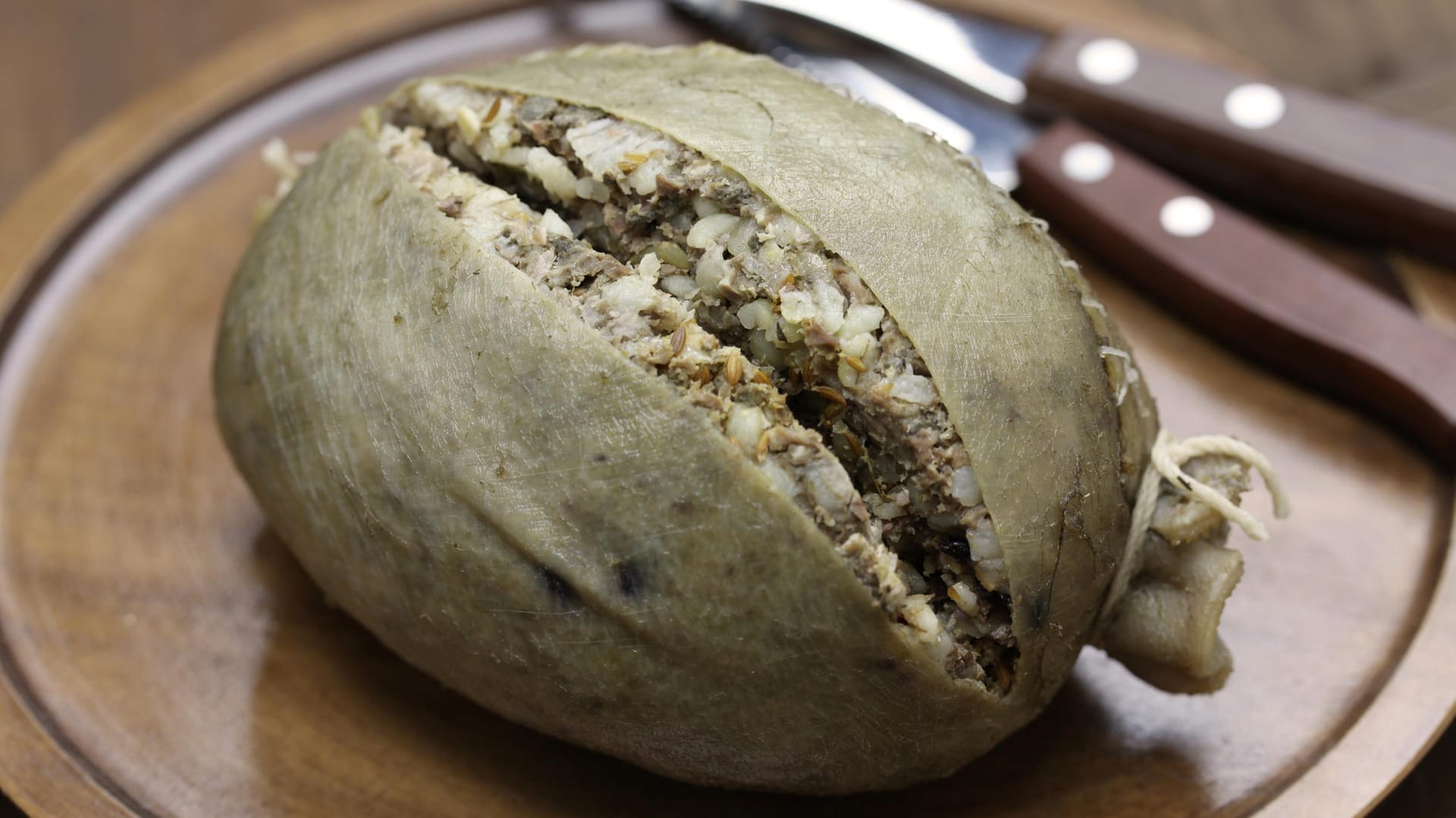 Schottischer Haggis wird traditionell im Schafsmagen zubereitet und serviert.