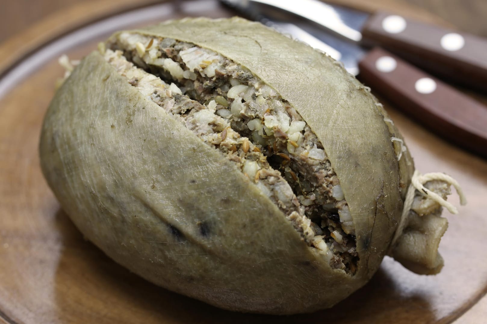 Schottischer Haggis wird traditionell im Schafsmagen zubereitet und serviert.