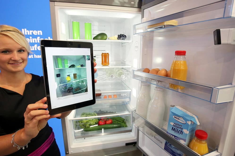 Dieser Kühlschrank verschickt per eingebauter Kamera Fotos des Inhalts via App auf ein Tablet oder Smartphone.