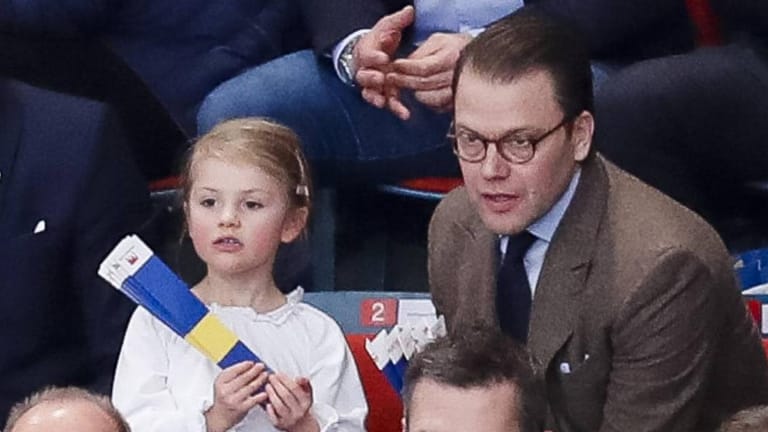 Prinz Daniel besucht mit Tochter Estelle ein Handballspiel der Damen EM in Stockholm.