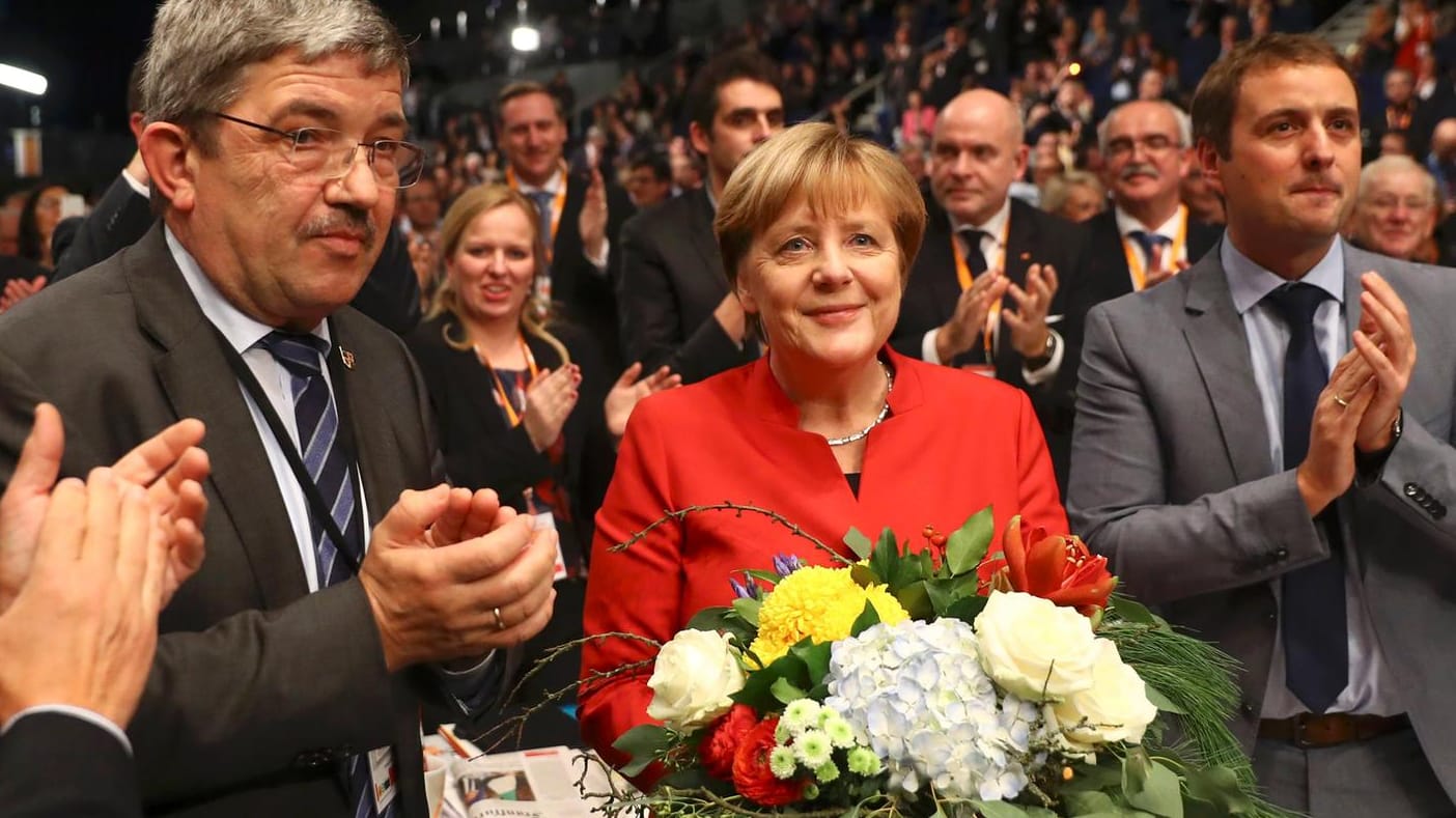 Bundeskanzlerin Angela Merkel ist mit 89,5 Prozent als CDU-Parteichefin bestätigt worden. Bundeskanzlerin Angela Merkel ist mit 89,5 Prozent als CDU-Parteichefin bestätigt worden.