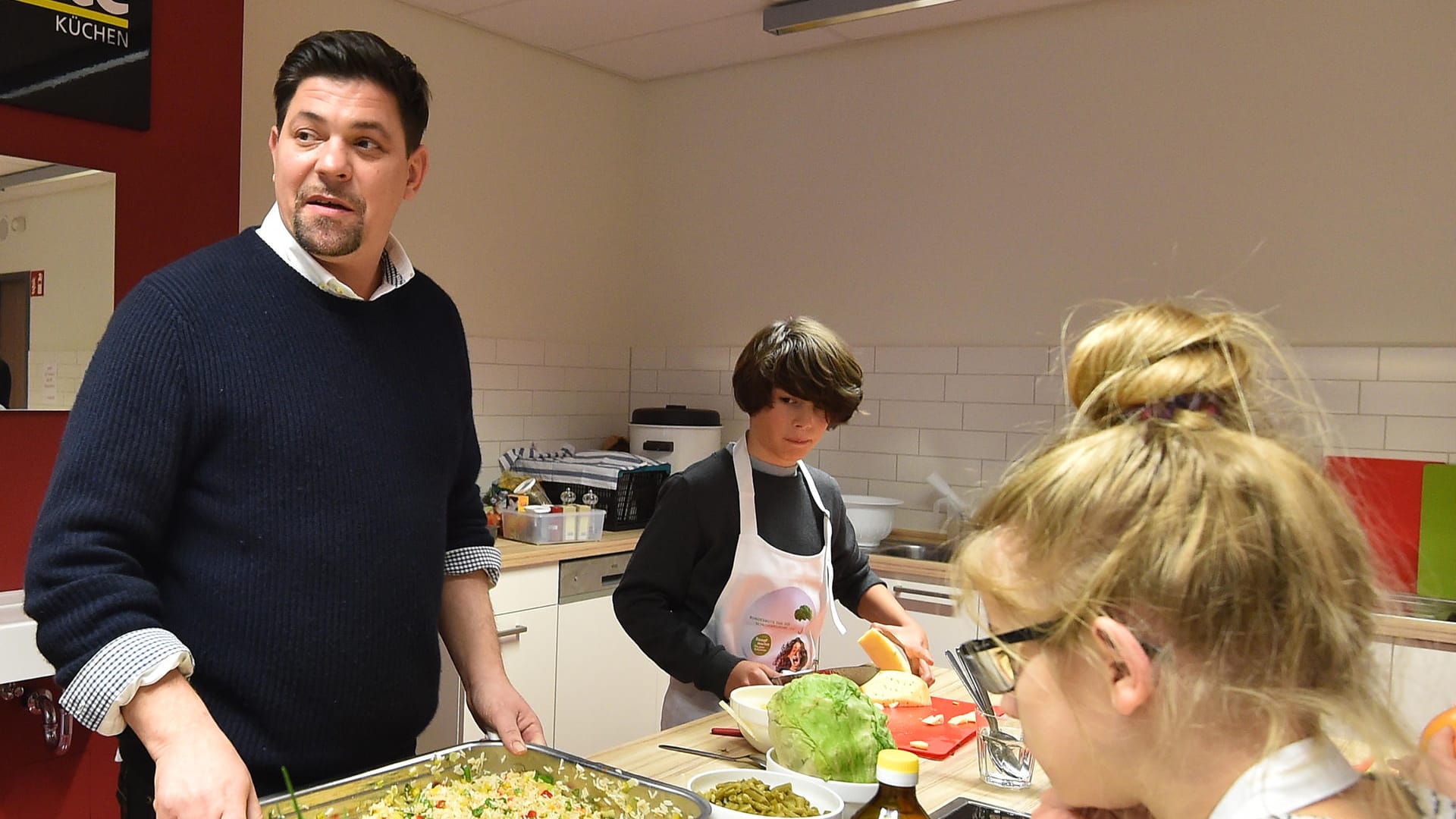 Tim Mälzer macht sich stark für gesunde Ernährung an Schulen.