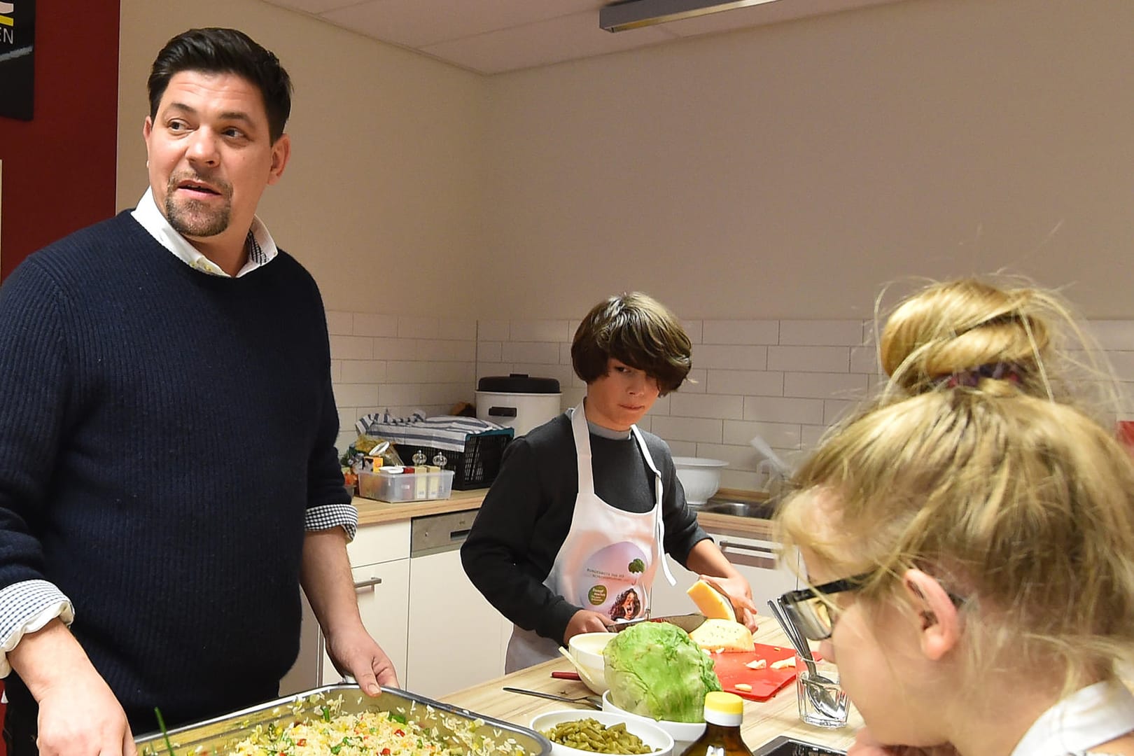 Tim Mälzer macht sich stark für gesunde Ernährung an Schulen.