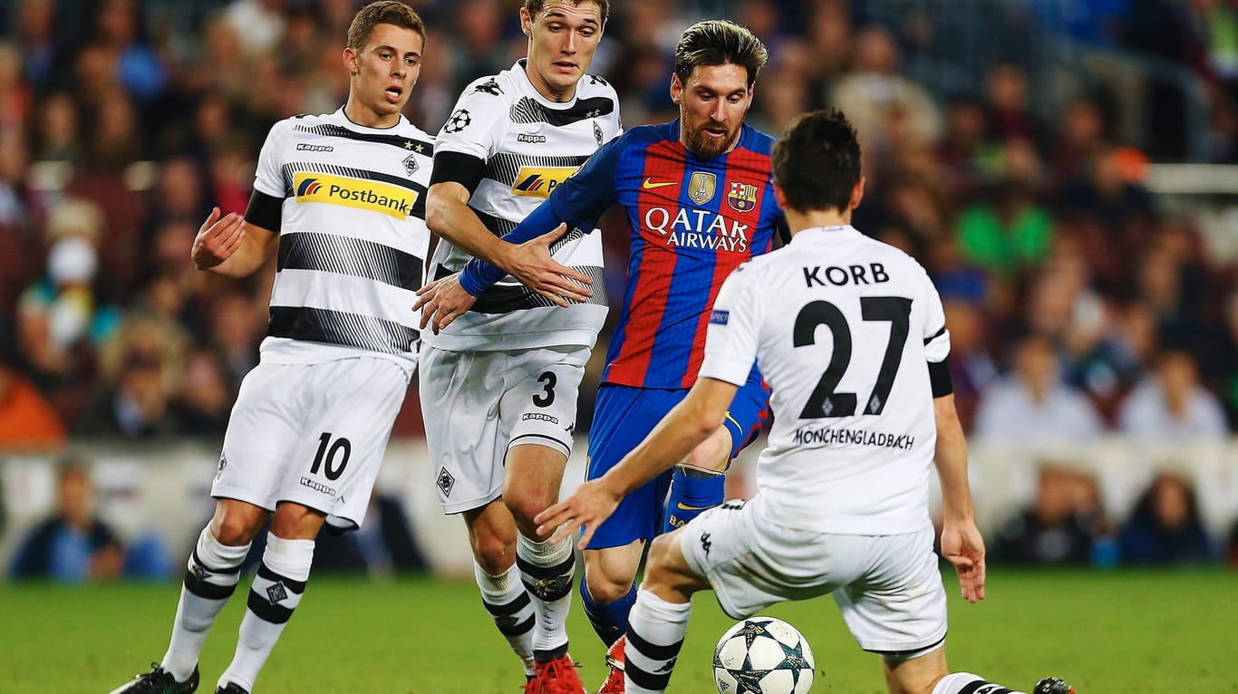 Drei gegen einen: Barcelonas Superstar Lionel Messi (Mitte) beschäftigte mit Thorgan Hazard (von links), Andreas Christensen und Julian Korb ein Borussen-Trio.