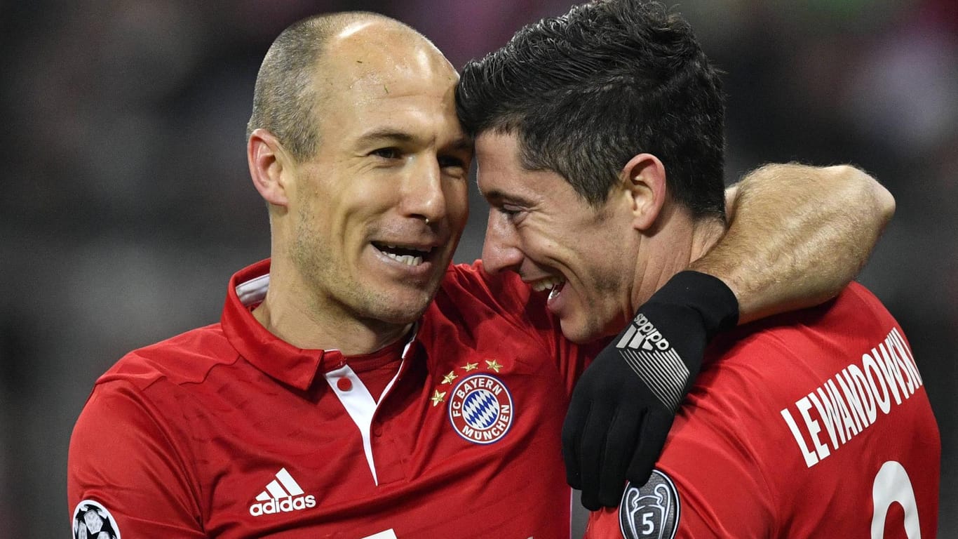 Gratulation: Arjen Robben freut sich mit Robert Lewandowski (rechts) über dessen Treffer für den FC Bayern.