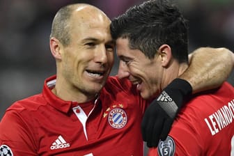Gratulation: Arjen Robben freut sich mit Robert Lewandowski (rechts) über dessen Treffer für den FC Bayern.