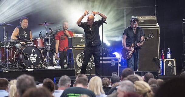 Die Band Extrabreit um Sänger Kai "Havaii" Schlasse bei einem Bühnenauftritt im Juni 2016 in Wolfsburg.