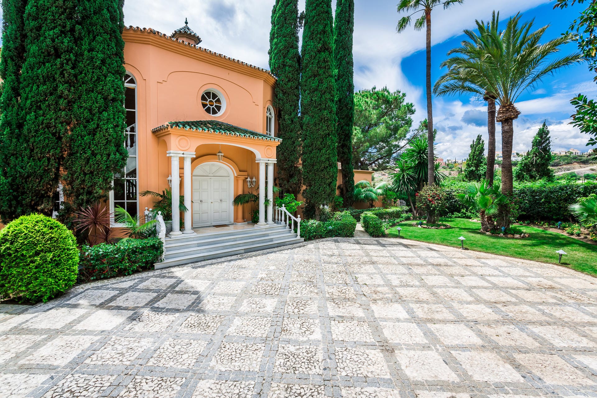 Für knapp unter fünf Millionen Euro wird derzeit diese Villa in El Paraíso Alto unweit Marbella (Spanien) angeboten.