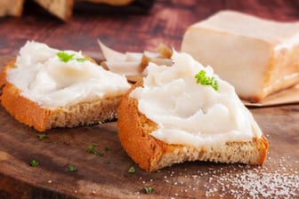 Schmalz und Käse sind ein deftiger und gehaltvoller Brotbelag.