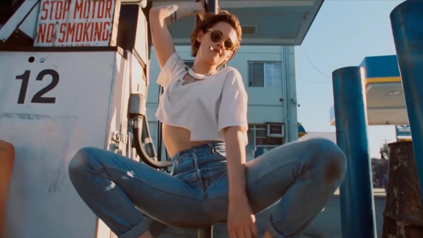 Kristen Stewart im Video zu "Ride 'Em on Down".