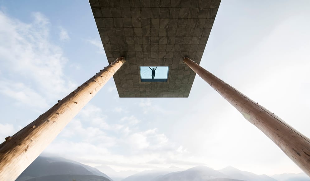 Wahrlich besonders: Der Infinity Pool des Hubertus Hotel in Südtirol ragt 17 Meter weit über die Kante.
