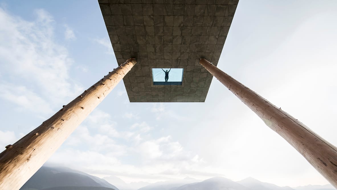 Wahrlich besonders: Der Infinity Pool des Hubertus Hotel in Südtirol ragt 17 Meter weit über die Kante.