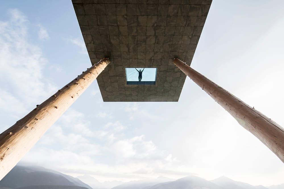 Wahrlich besonders: Der Infinity Pool des Hubertus Hotel in Südtirol ragt 17 Meter weit über die Kante.