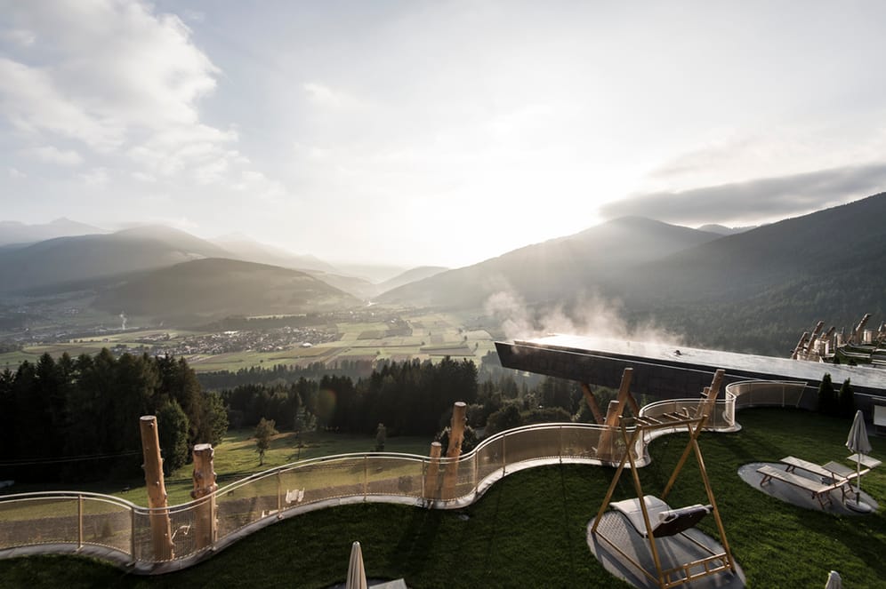 Vom Pool und der Terrasse aus hat man einen tollen Blick auf die Südtiroler Landschaft.