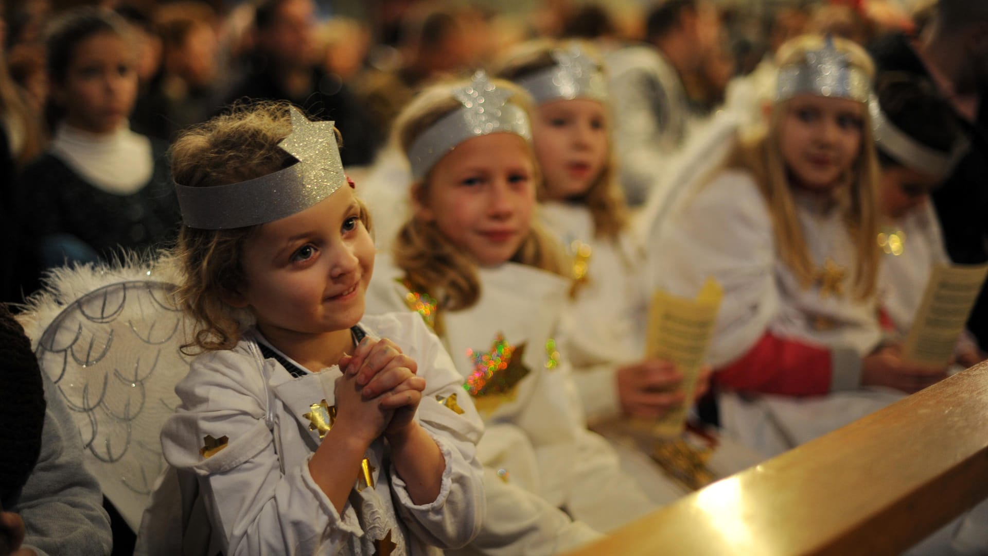 Für viele Familien gehört der Besuch einer Christmette mit Krippenspiel zum Weihnachtsfest dazu.