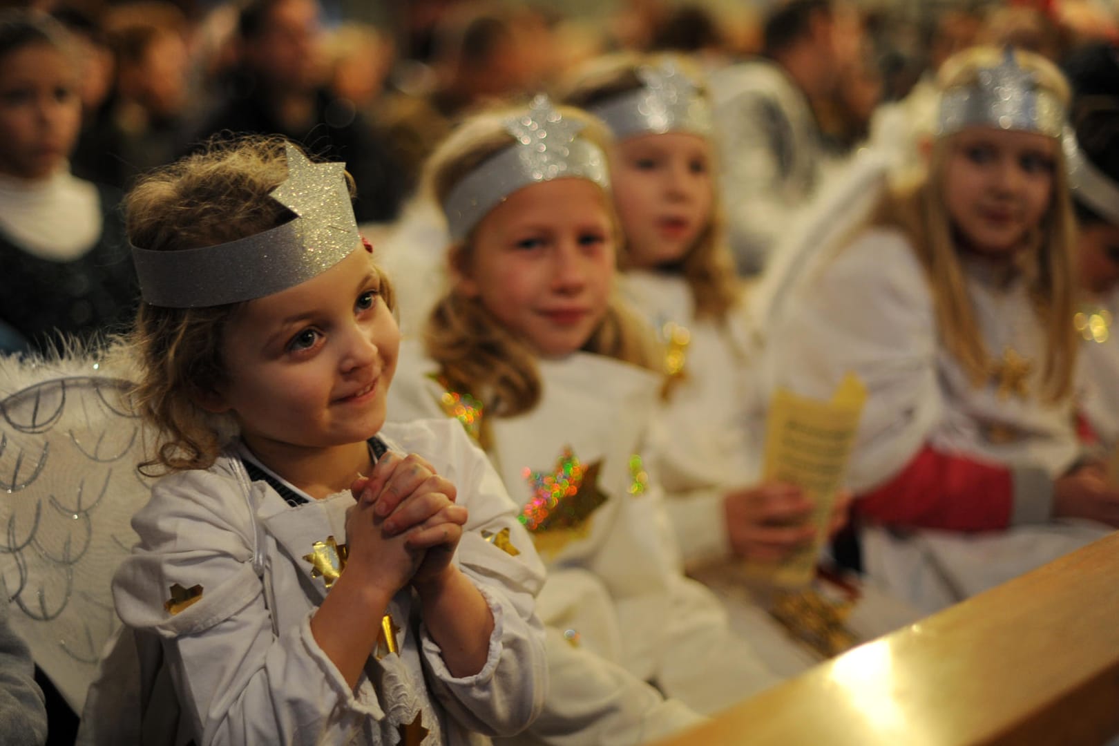 Für viele Familien gehört der Besuch einer Christmette mit Krippenspiel zum Weihnachtsfest dazu.