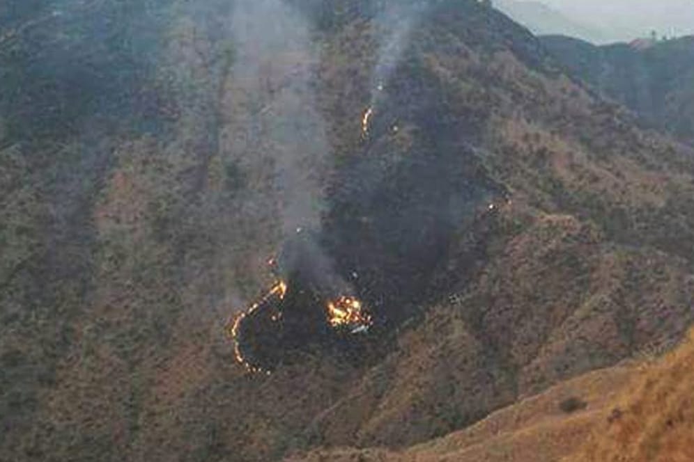 Flammen an der Absturzstelle einer PIA-Maschine in Pakistan.