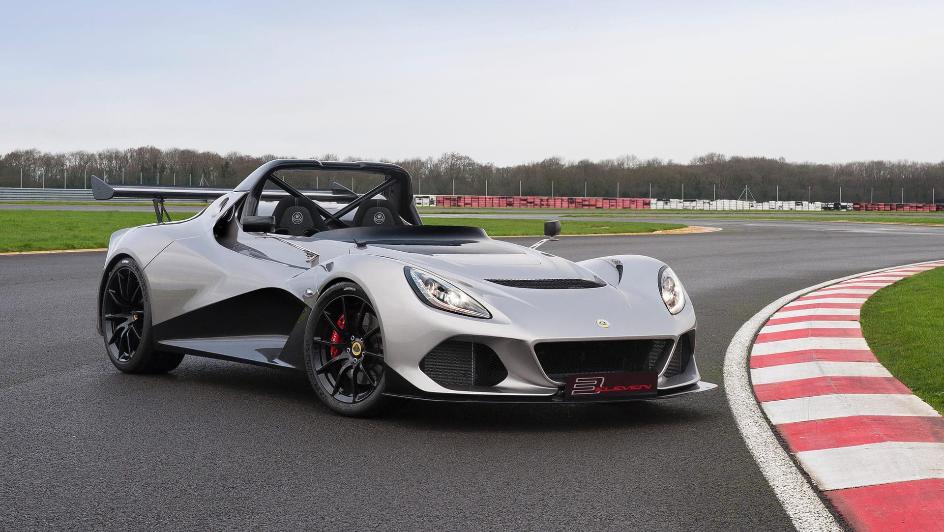 Ultraleichte Sportwagen wie die Modelle von Lotus bieten bei wenig Gewicht maximalen Fahrspaß dank potenter Motoren.