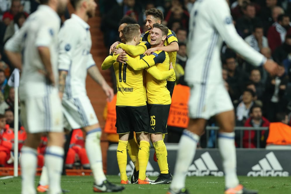 Jubeltraube: Gemeinsam feiern die Spieler von Borussia Dortmund den Ausgleich kurz vor Spielende.