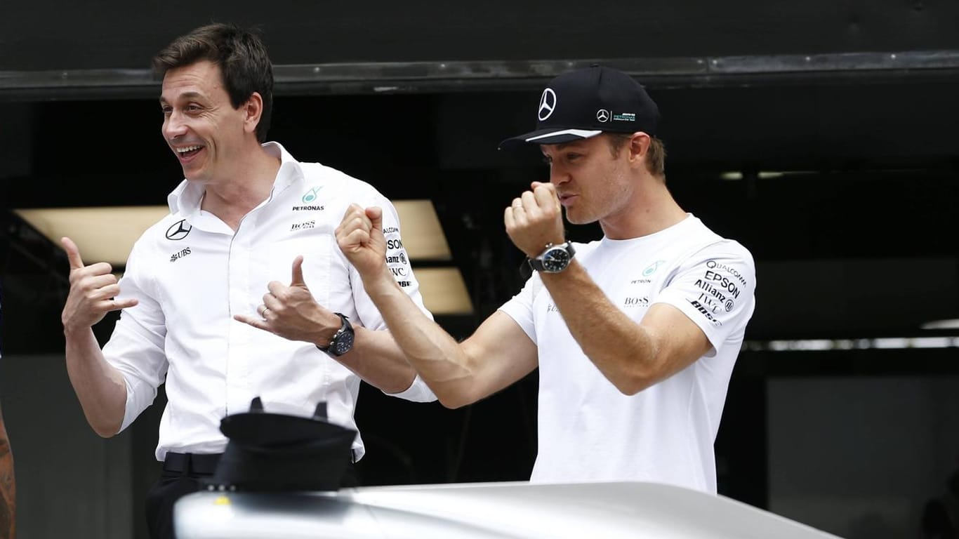 Mercedes-Motorsportchef Toto Wolff (li.) sucht einen Nachfolger für Nico Rosberg.