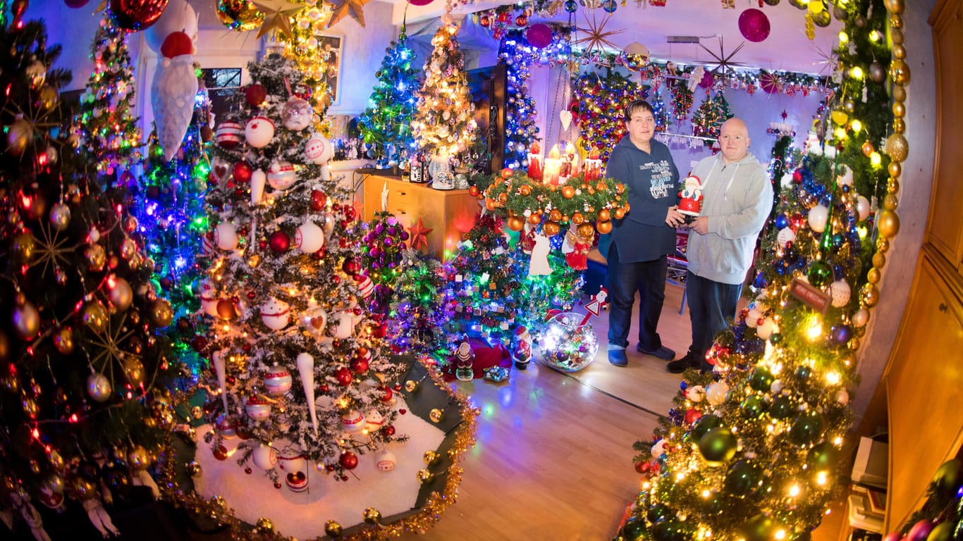 Zur Adventszeit erstrahlt das Haus der Familie Jeromin als kunterbunte Weihnachtswelt.