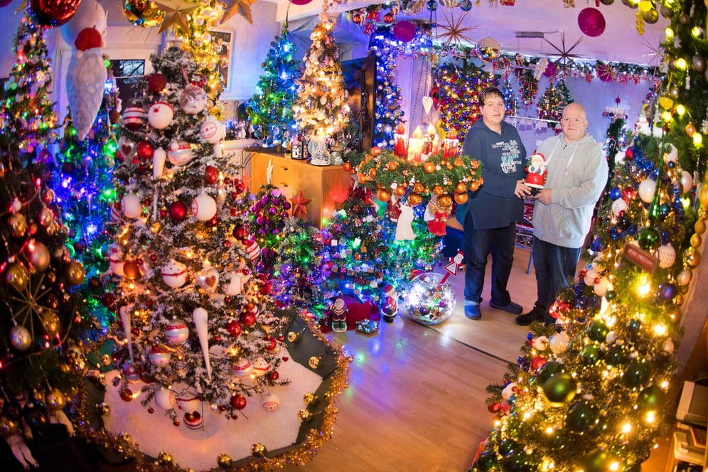 Zur Adventszeit erstrahlt das Haus der Familie Jeromin als kunterbunte Weihnachtswelt.