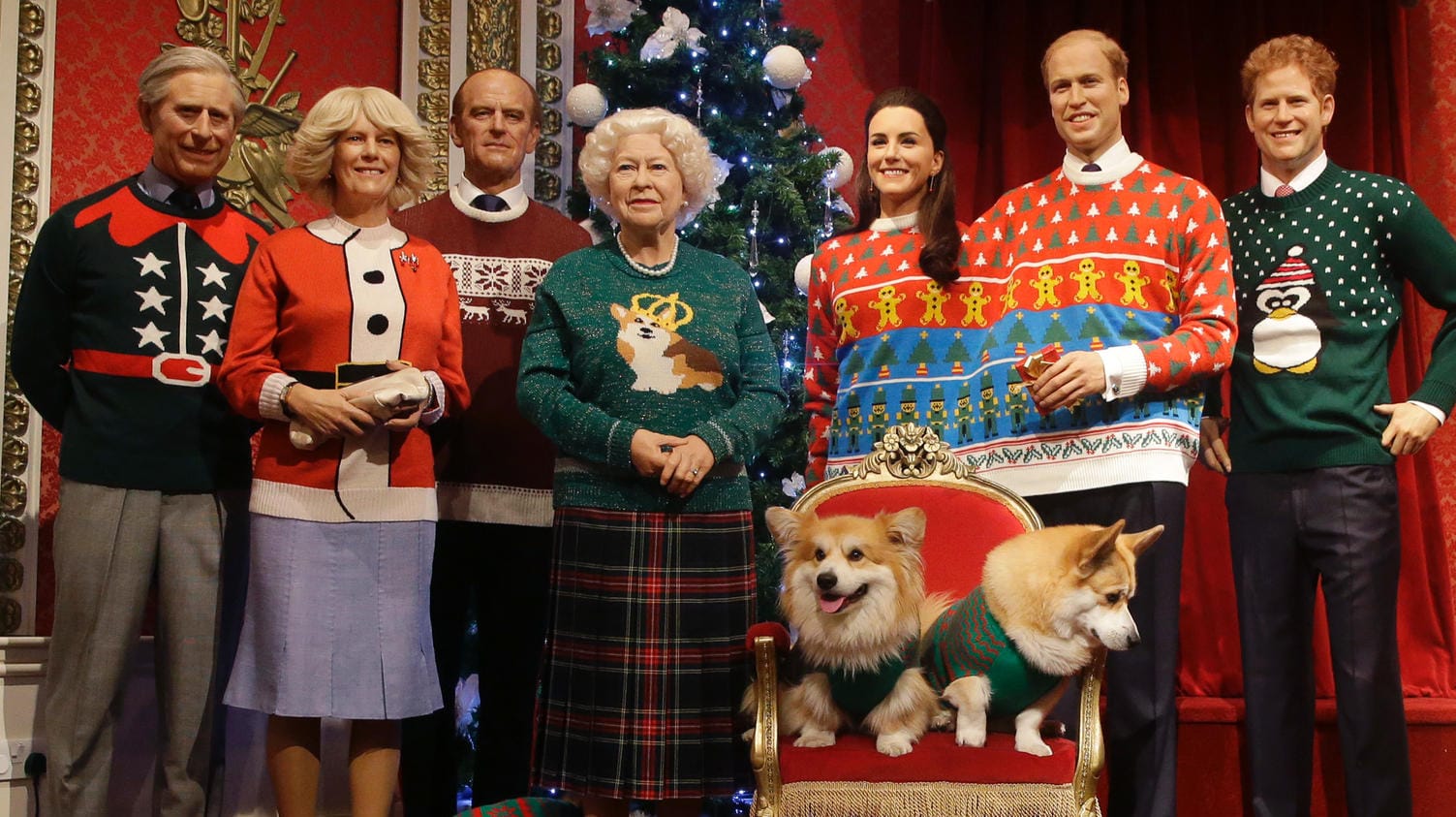 Bei Madame Tussaud's in Los Angeles trägt die königliche Familie Weihnachtspullis.