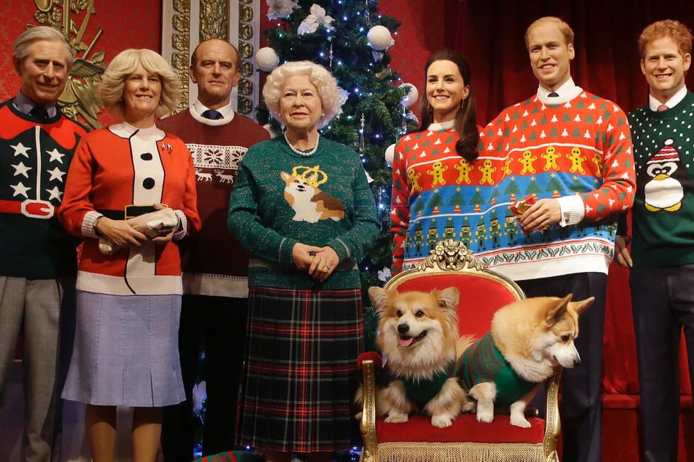 Bei Madame Tussaud's in Los Angeles trägt die königliche Familie Weihnachtspullis.