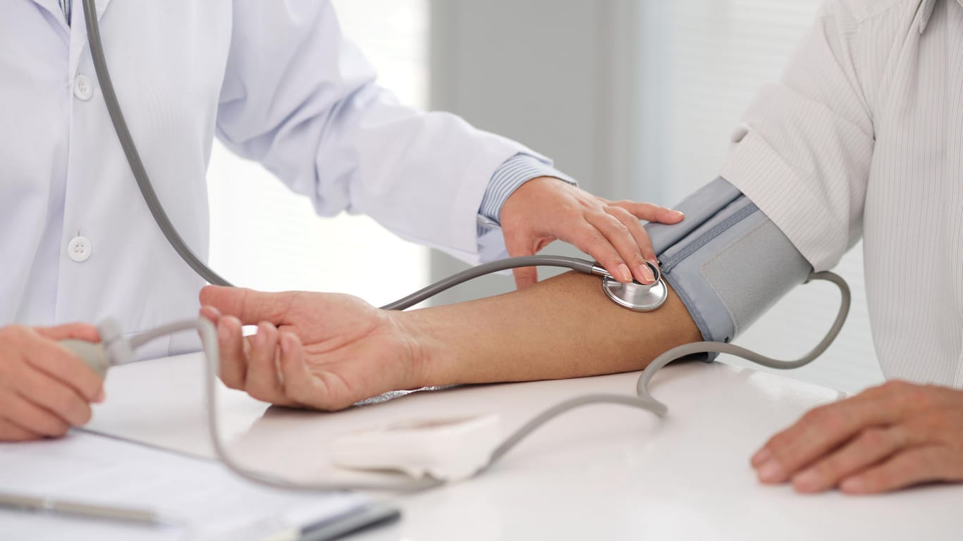 Normalerweise wird der Blutdruck am Oberarm gemessen. Sitzt die Manschette jedoch zu eng, kann das zu falschen Ergebnissen führen.