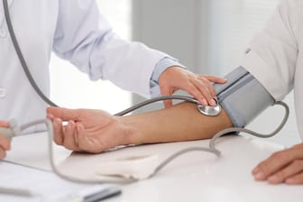 Normalerweise wird der Blutdruck am Oberarm gemessen. Sitzt die Manschette jedoch zu eng, kann das zu falschen Ergebnissen führen.