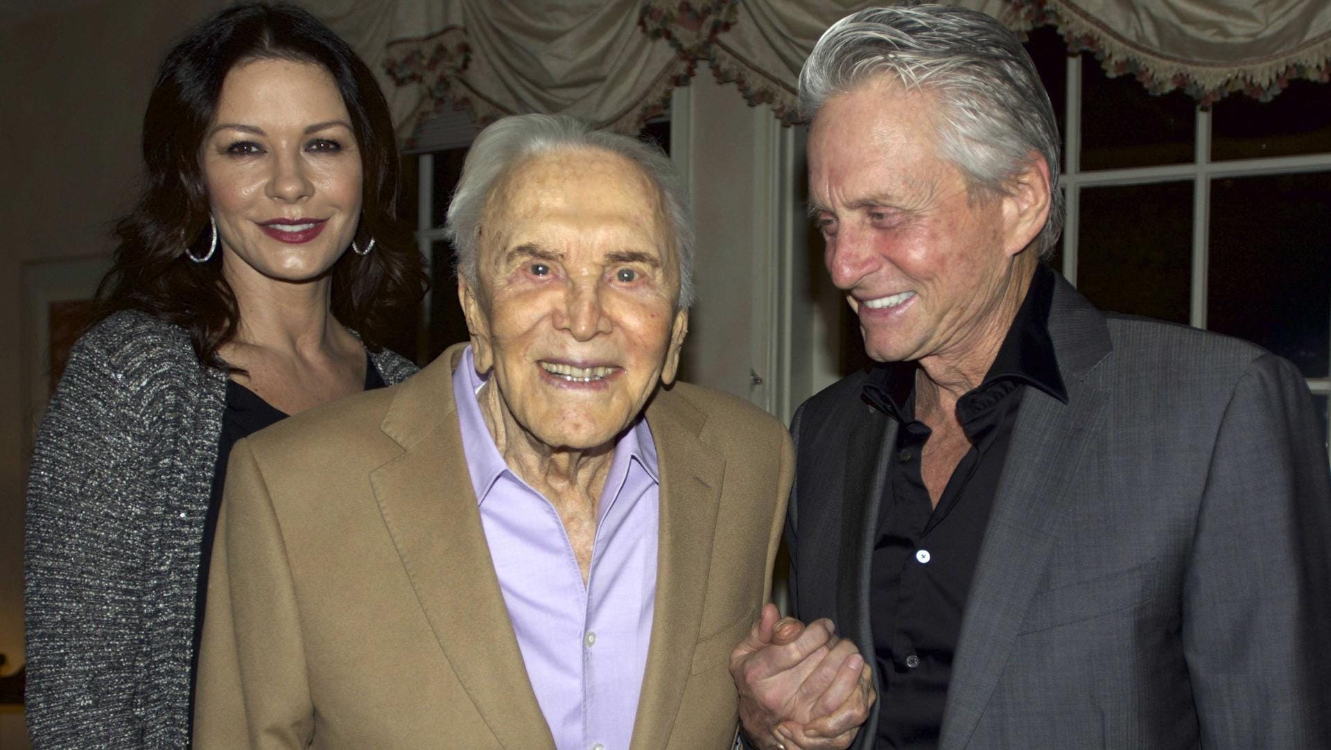 Hier ist Kirk Douglas mit seinem Sohn Michael Douglas und dessen Ehefrau Catherine Zeta-Jones zu sehen.