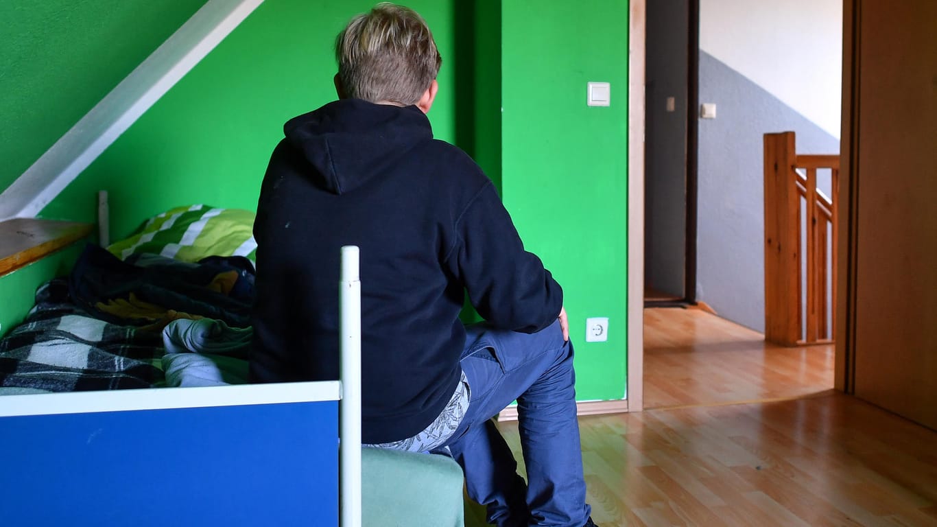 Dieser 14jährige Junge lebt in einem Heim für auffällig gewordene Kinder und Jugendliche in Brandenburg.