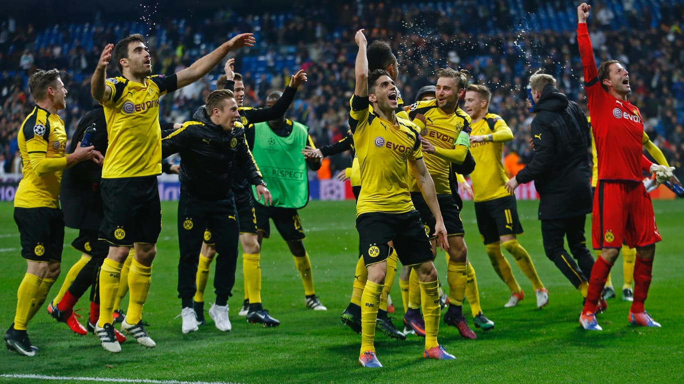 Die BVB-Spieler feiern das Remis in Madrid und den Gruppensieg in der Champions League.