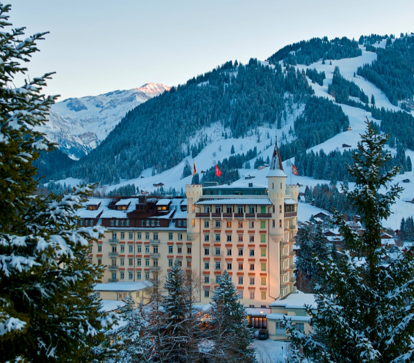 Eingebettet in eine idyllische Winterlandschaft steht das Gstaad Palace Hotel, das seit über 100 Jahren als eines der berühmtesten Hotels der Schweiz gilt. Luxus und Promigarantie haben ihren Preis: 740 Euro kostet die Nacht in einem Doppelzimmer.