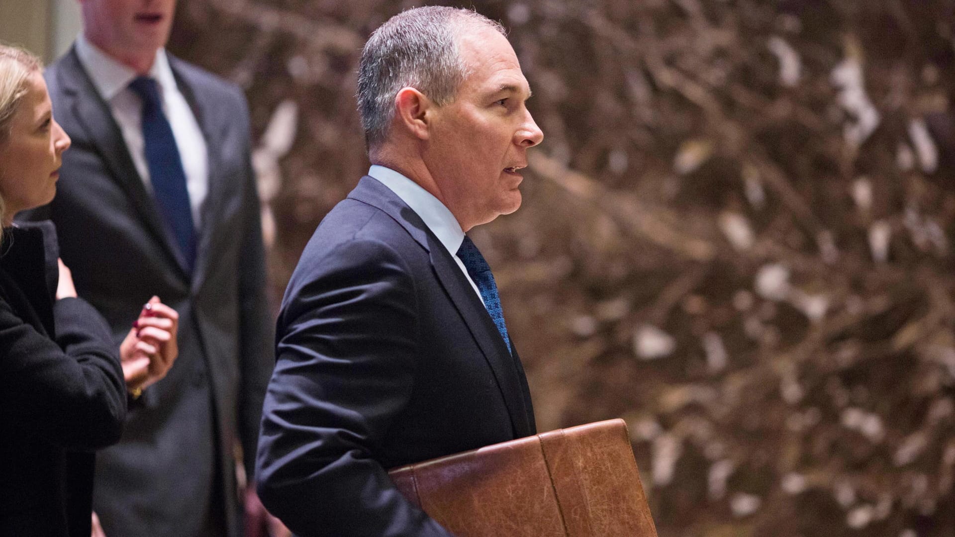 Scott Pruitt auf dem Weg zu seinem neuen Chef, Donald Trump.