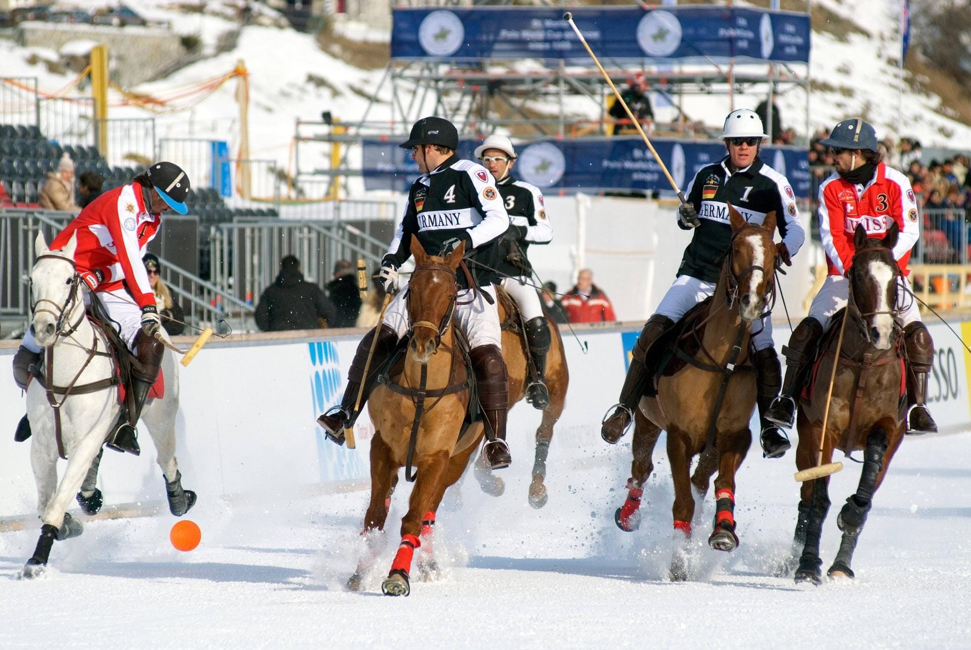 Hier findet auch jedes Jahr der Snow Polo Cup statt – das wichtigste Snow Polo Turnier der Welt mit extrem hoher Pelz-Dichte.