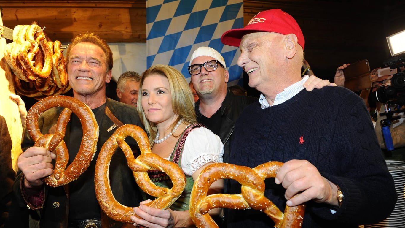 Beim Stanglwirt in Going bei Kitzbühel trifft sich die Prominenz. Hier feiern Arnold Schwarzenegger, seine Freundin Heather Milligan, DJ Oetzi und Nicki Lauda.