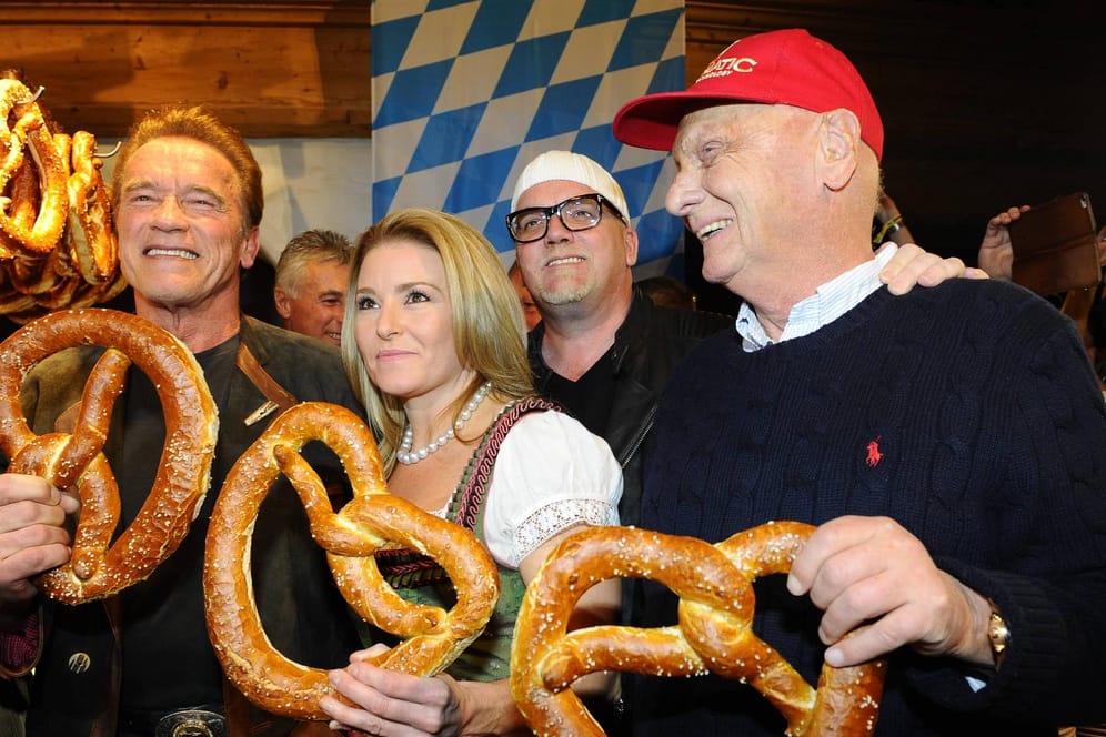Beim Stanglwirt in Going bei Kitzbühel trifft sich die Prominenz. Hier feiern Arnold Schwarzenegger, seine Freundin Heather Milligan, DJ Oetzi und Nicki Lauda.