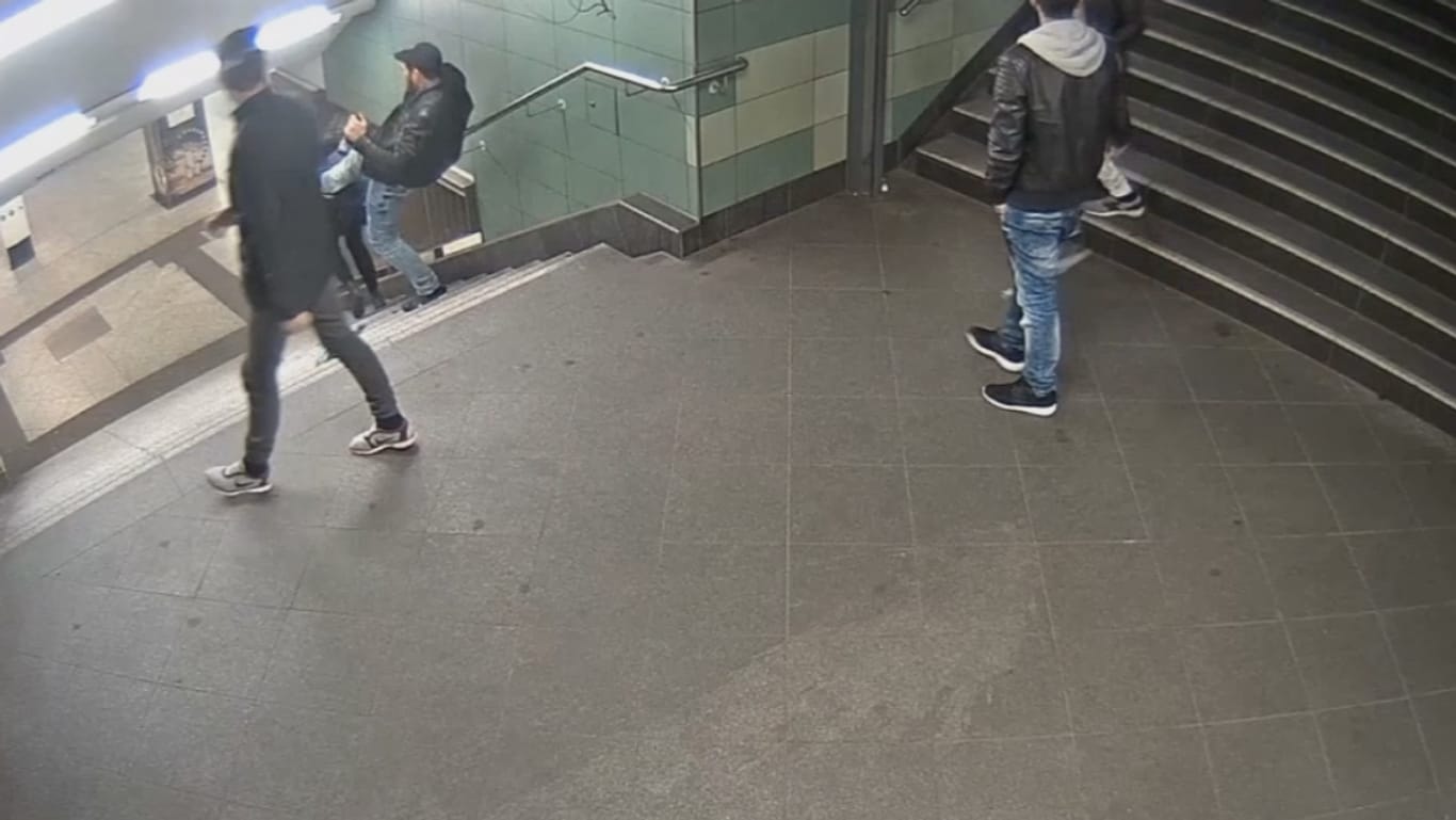Frau in den Rücken getreten: Das Foto aus einer Videosequenz, mit der die Berliner Polizei um Mithilfe bei der Identifizierung mehrerer Männer bittet.