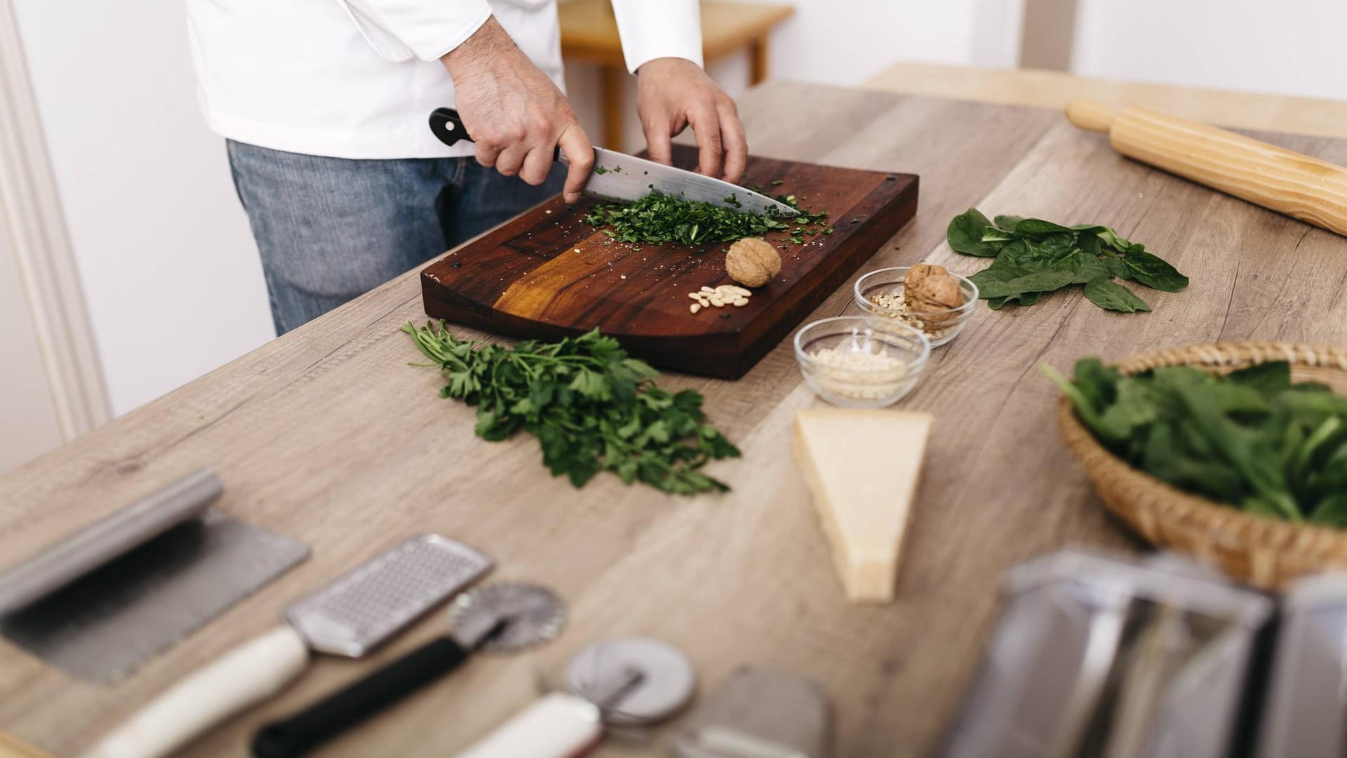 Rezepte können einen in den Wahnsinn treiben. Etwa wenn das Rezept nach 50 Gramm frischem Spinat verlangt, im Supermarkt gibt es aber nur 500-Gramm-Beutel. Eine Lösung für dieses Problem bieten fertige Kochboxen.